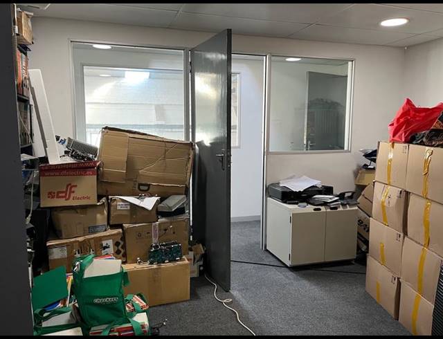 BUSINESS PROPERTY TO RENT IN CLAREMONT